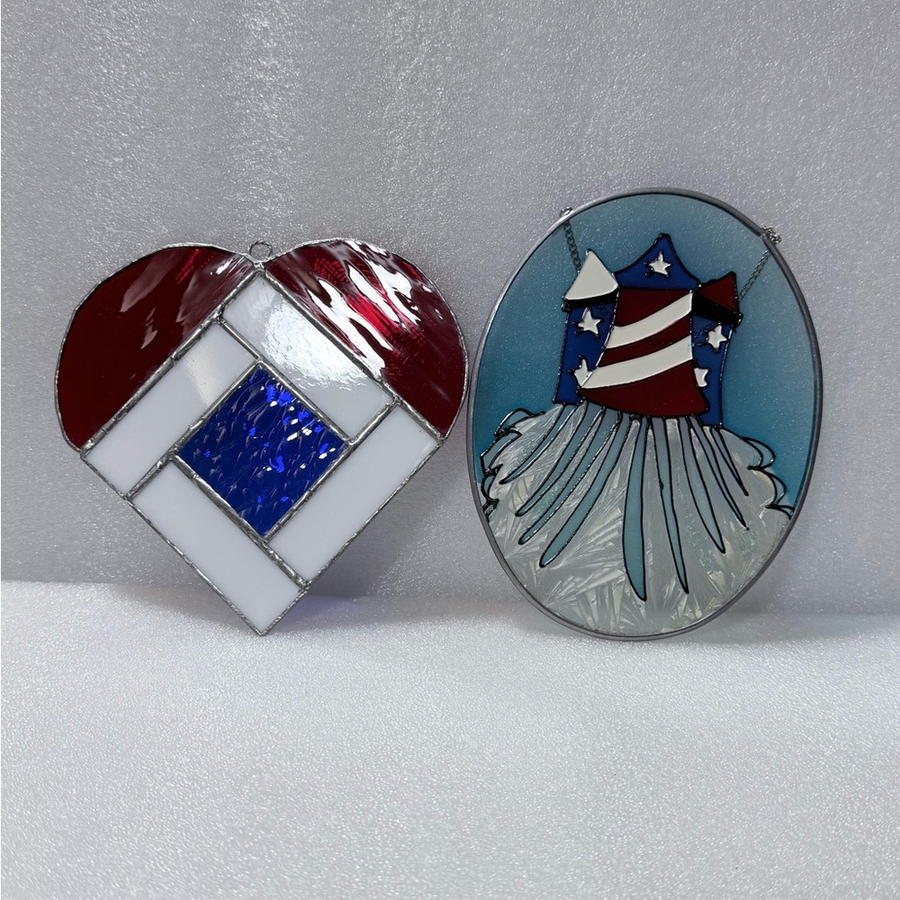 Two Patriotic Glass Decorations - Picture 2 of 8